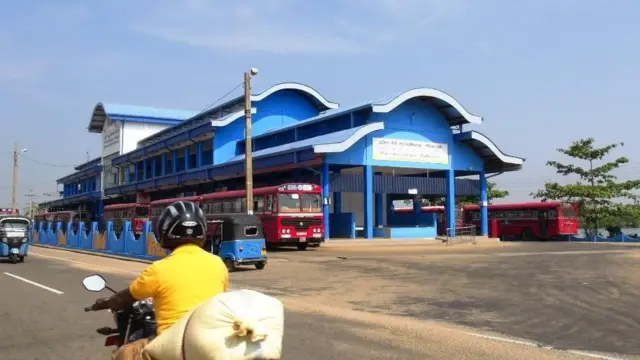 பயணிகள் இன்றி காணப்படும் மட்டக்களப்பு பேருந்து நிலையம்