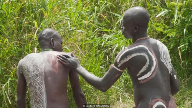 बग़ैर कपड़ों के आदिवासी