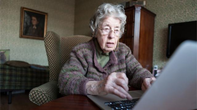 Une femme plus âgée avec un ordinateur