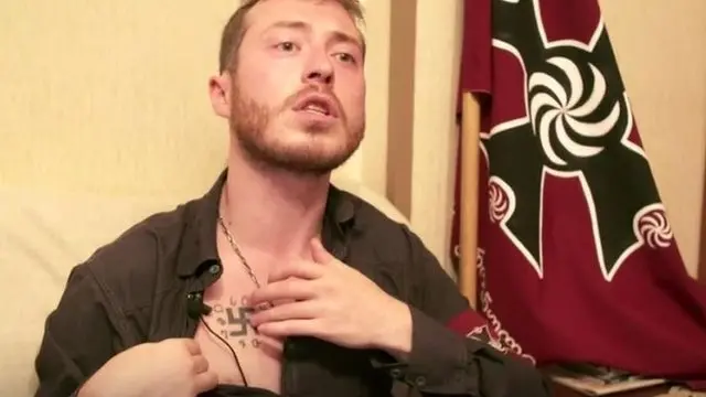 George Chelidze, líder del grupo fascista Unidad Nacional de Georgia muestra su tatuaje.