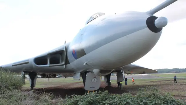 Vulcan bomber comes off Wellesbourne airfield runway - BBC News