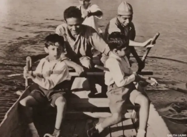 શ્રીનગરના પ્રવાસ દરમ્યાન દલ સરોવર પર ગુરુ દત્તના બન્ને પુત્રો તરુણ દત્ત અને અરુણ દત્ત.