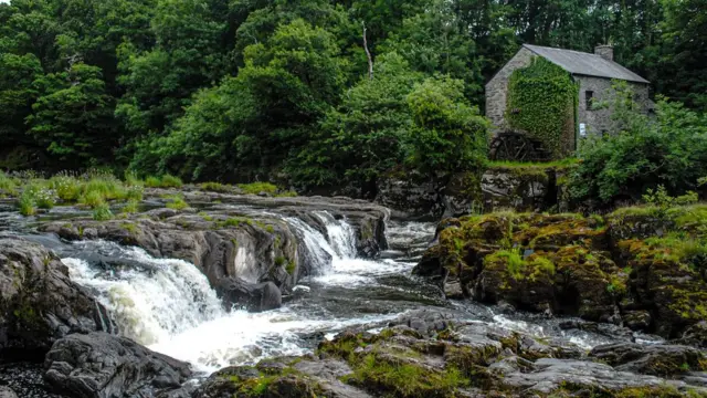 Старая мельница у водопада