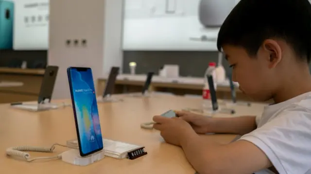 Niño usando un teléfono inteligente