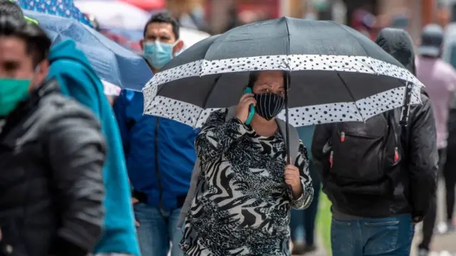 Mujer en una de las colas para comprar en el día sin IVA de Colombia.