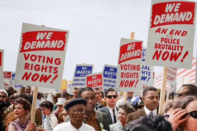 Des marcheurs avec des pancartes lors de la Marche sur Washington