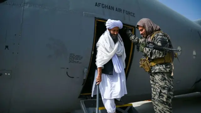 Taliban güçleri ele geçirdikleri uçakları böyle inceledi