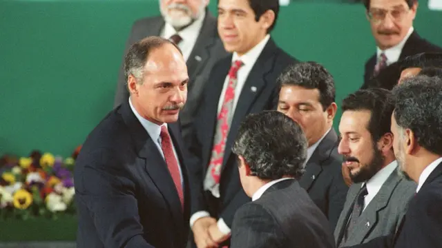 Saludo durante la firma de los acuerdos de Chapultepec