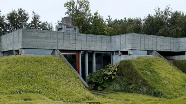 Nyumba hii ya Bakkaflot imejengwa katika mazingira ya ardhi ilivyo na kuwacha paa likionekana pekee