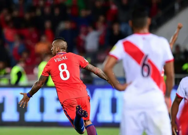 Arturo Vidal celebrando un gol contra Perú en las eliminatorias para Rusia 2018, en Santiago de Chile.