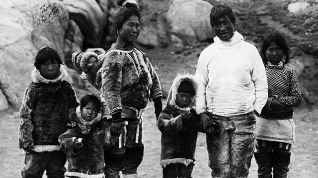 família inuit retratada em foto dos anos 1950