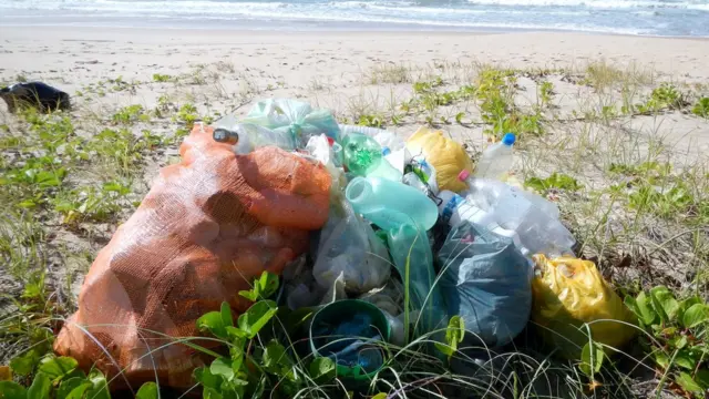 Sacosdepósito minimo zepbetlixo próximos ao mar