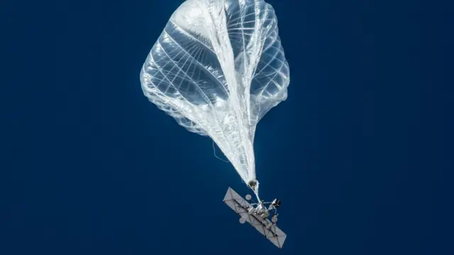 挂在热气球上在天空飘移的太阳能信号传送器