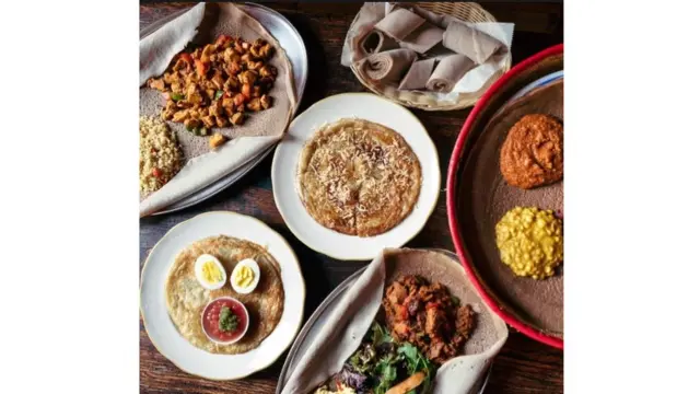 በሽንኩርትና በእንቁላል የሚቁላላው ሳለሞን ዓሣ በእንጀራ ሲቀርብ ተወዳጅ ምግብ ነው።