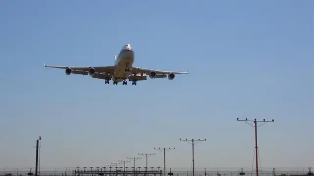 Avião pousando