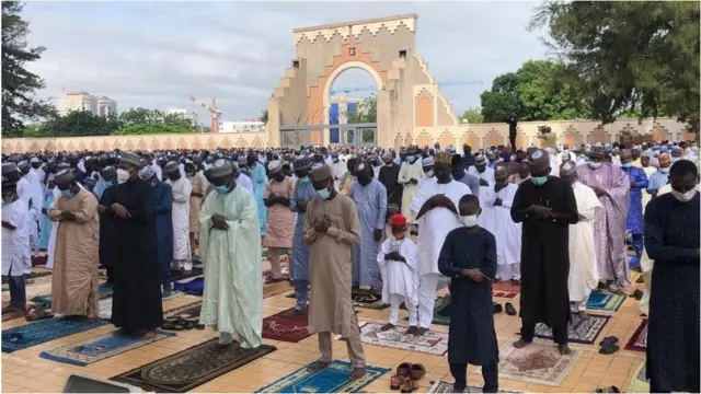 Muslim faithful for Abuja use face masks