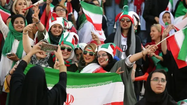 زنان در استادیوم