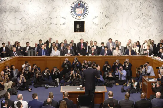 James Comey tuyên thệ tại buổi tường trình