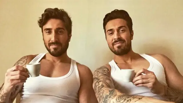 Os irmãos John (à esquerda) e Tony Alberti posam para foto segurando xícarascasino bonus gratis 2024café. Eles são irmãos gêmeos e aproveitam essa condição para lucrar nas redes sociais. Eles têm um site, um perfil no Instagram e um canal no Youtube com o nome "The Alberti Twins"