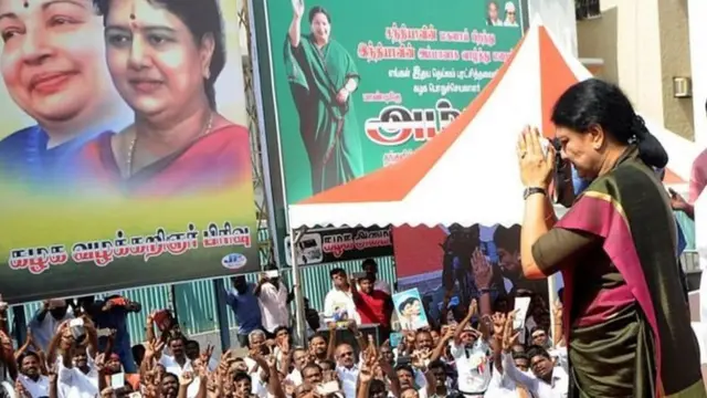 पार्टी कार्यकर्ताओं का अभिवादन करतीं शशिकला.