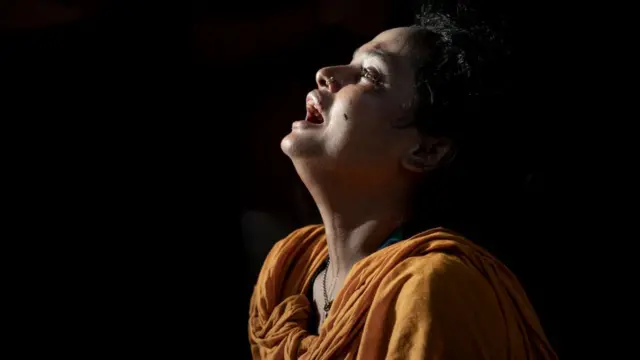 একদিকে চলেছে আগুন নেভানোর চেষ্টা, অন্যদিকে চলেছে স্বজনের আহাজারি।