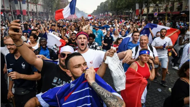 ফ্রান্সের সমর্থকদের উল্লাস।