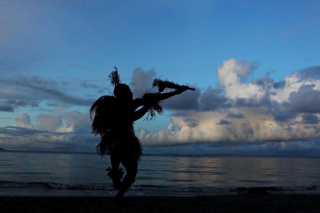 一名所罗门群岛的舞者正在表演传统舞蹈。