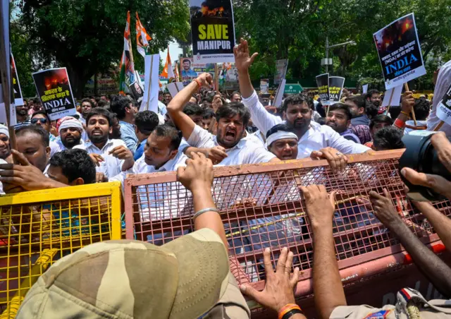 د ځوانو هندیانو کانګرېس پلویانو د هند پلازمېنه ډیلي کې د هند شمال ختیځ ایالت مانیپور کې د روان تاوتریخوالي او له ښځو سره د جنسي زور زیاتي پر ضد مظاهره وکړه.