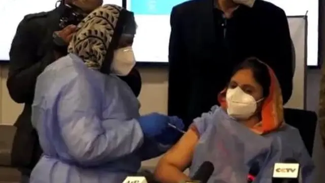 ویکسین لگوانے والی پمز ہسپتال کی نرس رضوانہ یاسمین