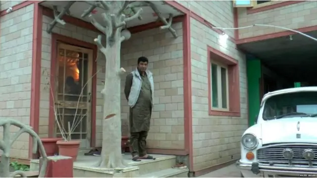અનવર ખાન પોતાના ઘરની બહાર