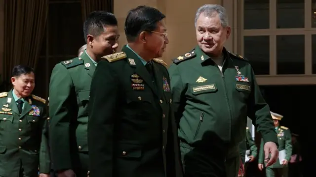 ရုရှားကာကွယ်ရေး ဝန်ကြီး ဆာဂေးရွှိုင်ဂူးနဲ့ အတူ တွေ့ရစဥ်