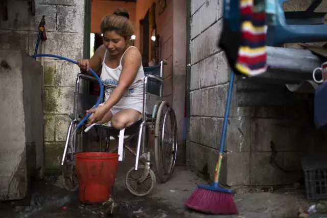 Mary, migrante de El Salvador, en una silla de ruedas.