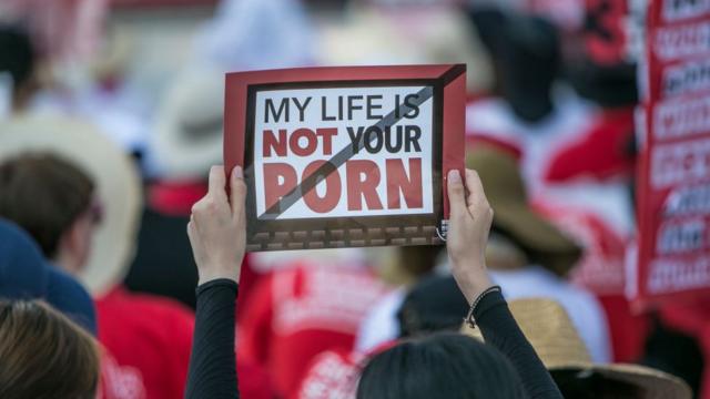 Kadınlar "Benim hayatım senin pornon değil" sloganıyla gizli kamerayla cinsel istismarı protesto etmişti