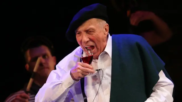 Сергей Юрский в роли Марка Шагала на сцене Театра имени Ермоловой