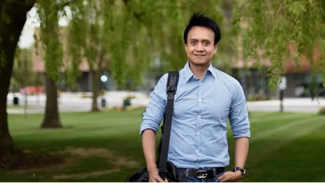 นายฐิติพล ภักดีวานิช คณบดีคณะรัฐศาสตร์ ม.อุบลราชธานี ต้องรับโทรศัพท์จากทหารที่โทร.สอบถามว่าจะมีนักศึกษาเคลื่อนไหวเรื่องการเปลี่ยนหมุดคณะราษฎร เป็น "หมุดหน้าใส" หรือไม่ ช่วงต้นเดือน เม.ย.