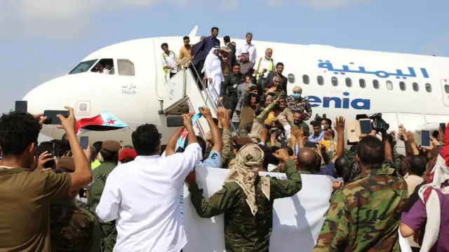 مستقبلون تجمعوا في المطار لاستقبال أعضاء الحكومة.