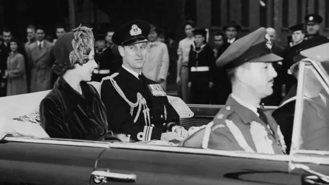 الأميرة إليزابيث ودوق إدنبره الأمير فيليب في سيارتهم مع قائد سلاح الجو الكندي إكويري وينج كوماندر (الجبهة).