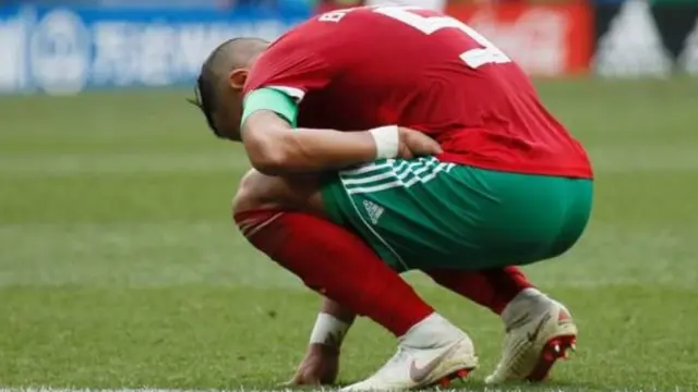 Mchezaji wa Morocco baada ya kipenga cha mwisho cha mechi kulia