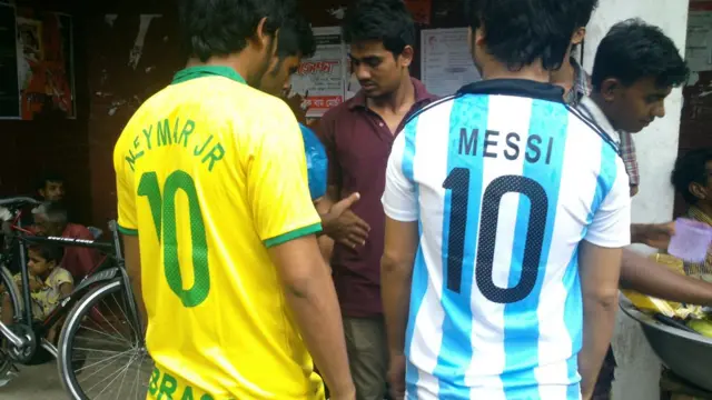 ব্রাজিলিয়ান তারকা নেইমার ও আর্জেন্টাইন তারকা মেসির শার্ট পড়া দুই বাংলাদেশী বন্ধু