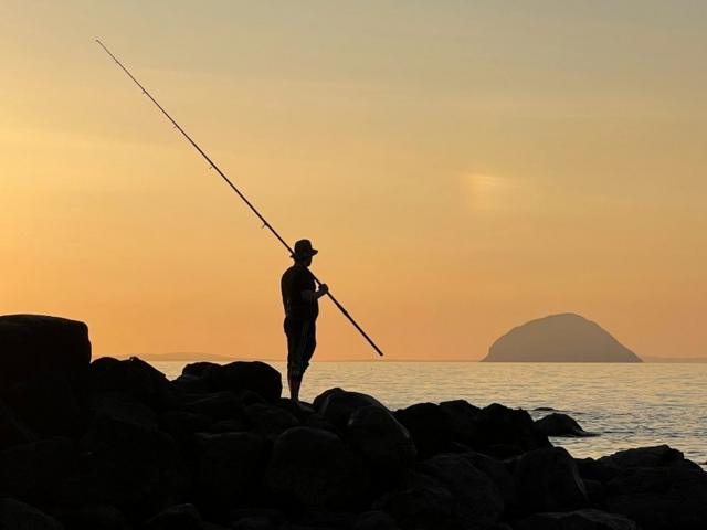 Sunset captured at sea by Grimsby fisherman - BBC News