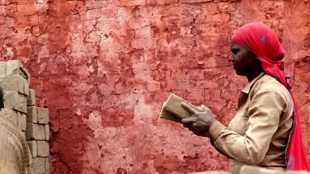 ભઠ્ઠામાં કામ કરતાં મહિલા