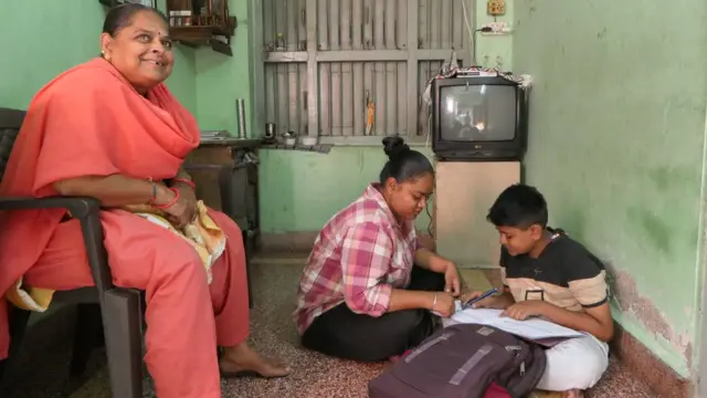 કોરોનામાં પિતા ગુમાવ્યા બાદ ગાંઠિયા બનાવીને પરિવારનું ગુજરાન