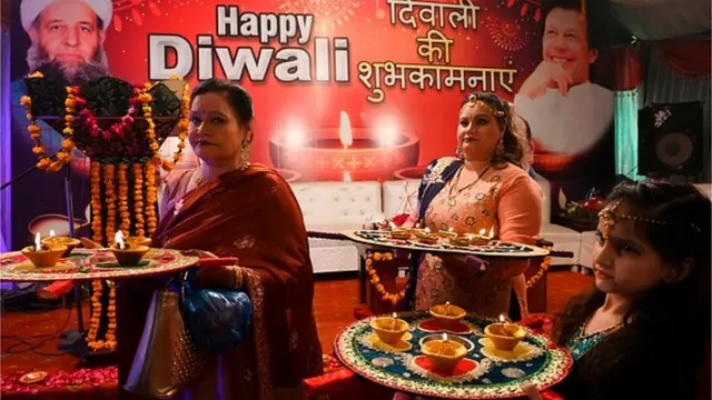 पाकिस्तानको लाहोरमा दियो लिएर प्रार्थना गर्दै हिन्दु महिलाहरू