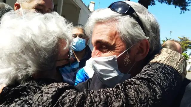 Raquel abrazando a Julio Aro