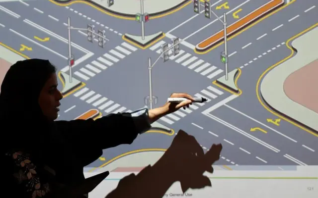 సౌదీలో డ్రైవింగ్ నేర్చుకుంటున్న మహిళలు