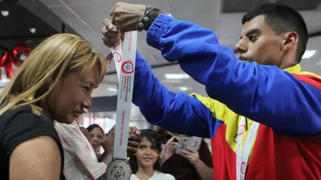Leonardo Acosta con sus medallas de las Olimpiadas Especiales