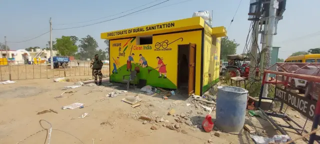 పబ్లిక్ టాయిలెట్లు