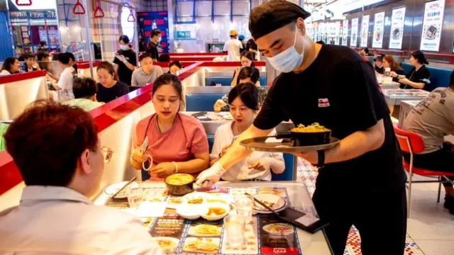 餐館用餐的人群