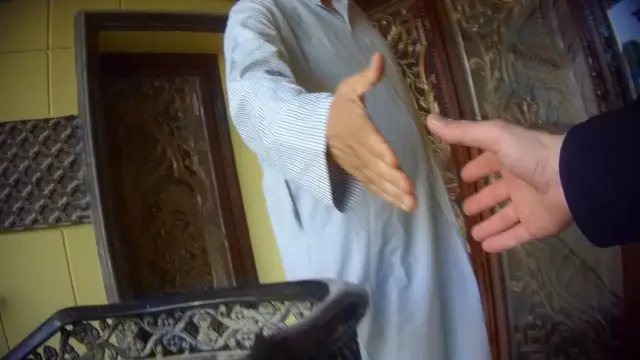 Duas pessoas estendendo a mão para um cumprimento