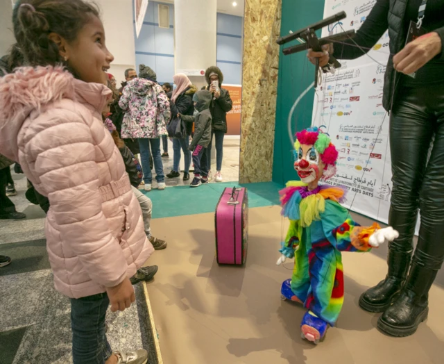 Mtoto akimtazama kikaragosi wakati wa Tamasha la Kimataifa la Sanaa la Vikaragosi la Carthage huko Tunis, Tunisia - Jumamosi 19 Machi 2022
